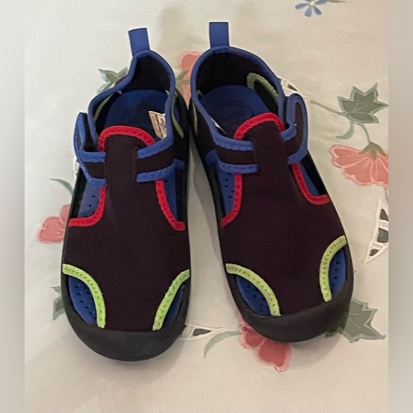 Oshkosh B’gosh Aquatic Water shoes - Picture 2 of 6